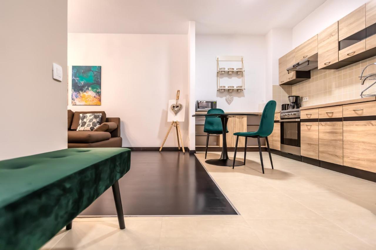 Tampa Gardens Apartments - Adults Only Брашов Экстерьер фото